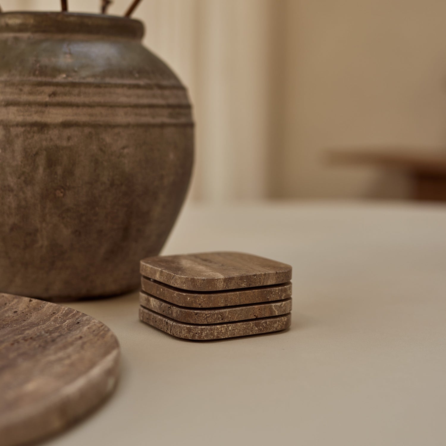 Titanium travertine onderzetters MOOISA