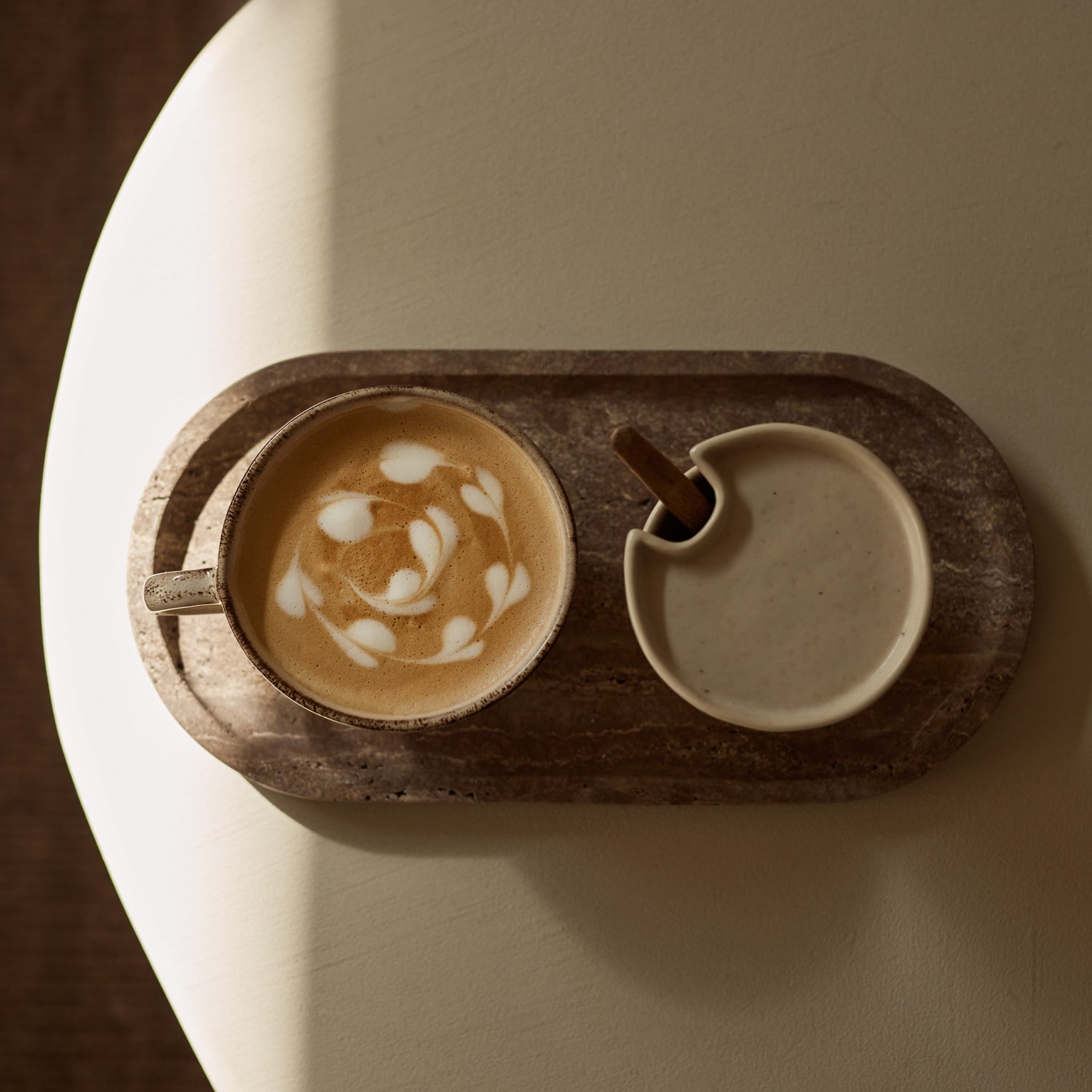 Titanium travertine ovaal dienblad MOOISA