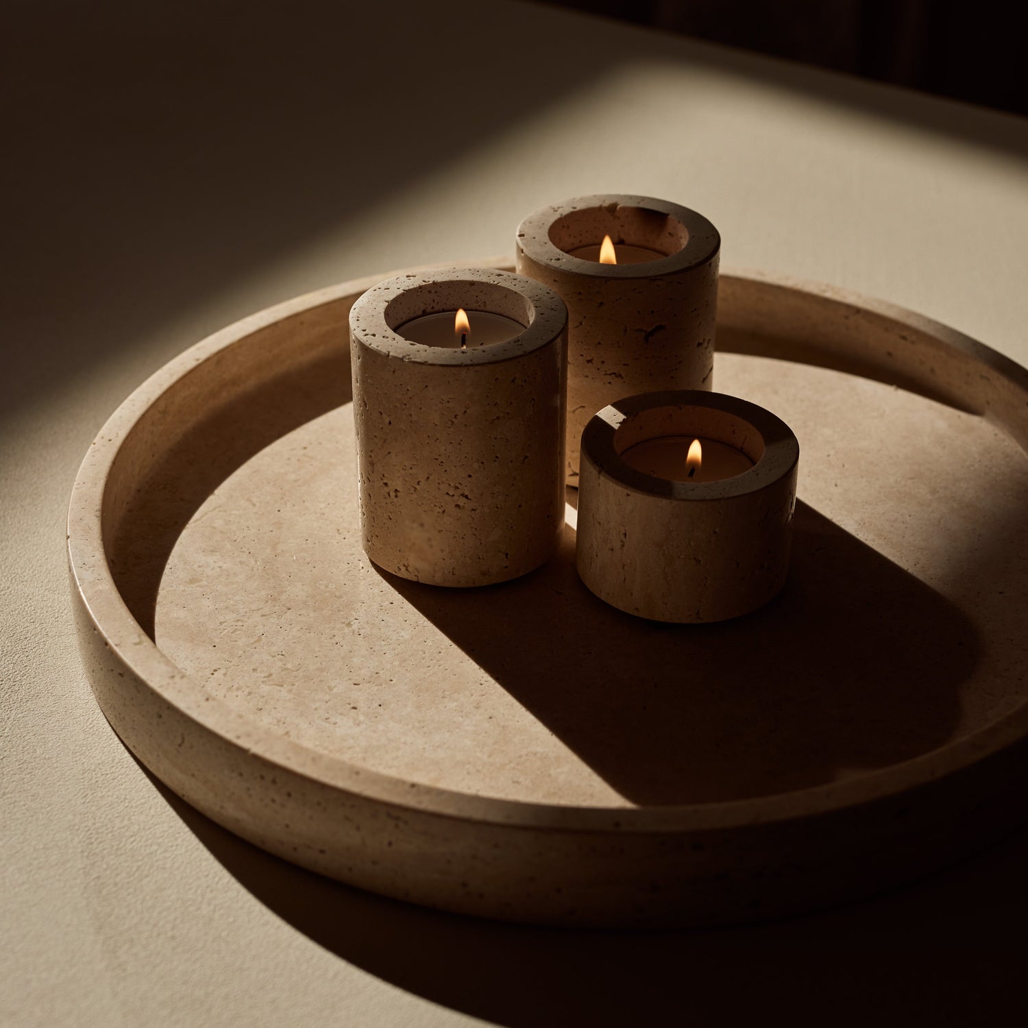 Travertine dienblad rond met rand MOOISA